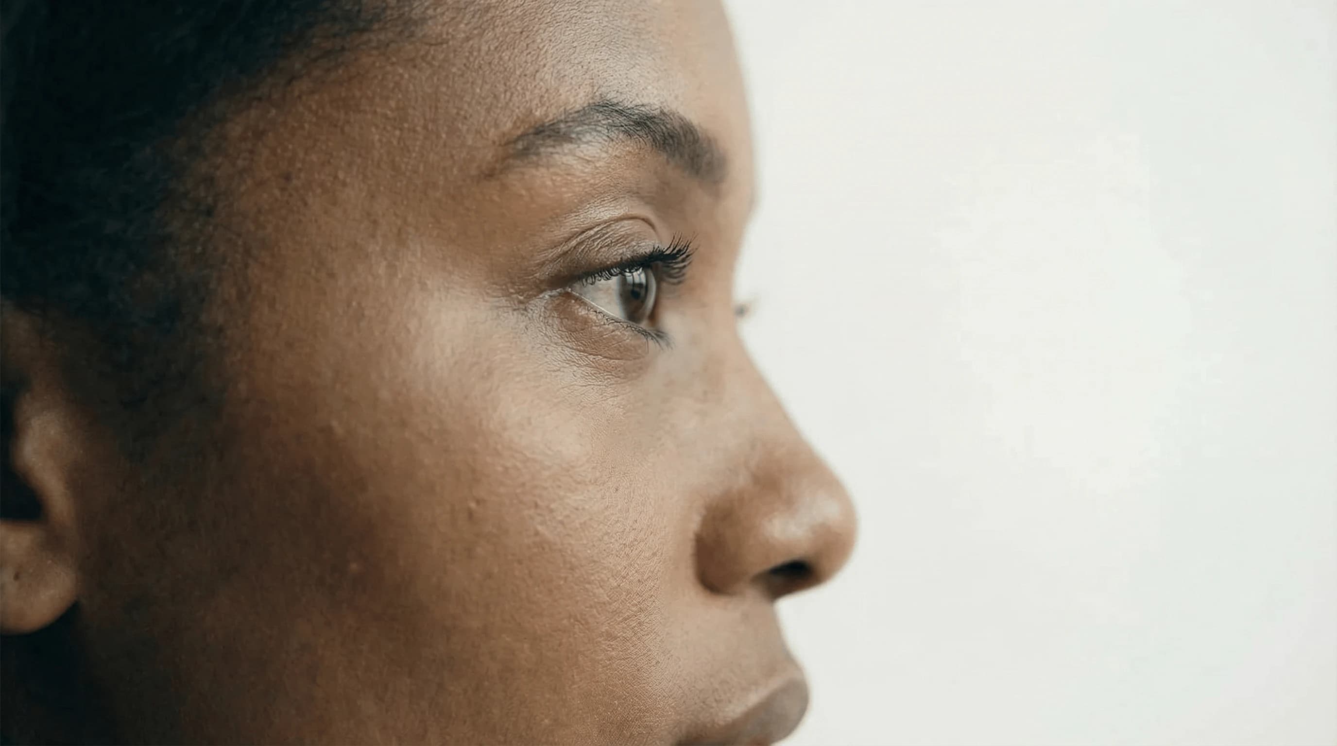 Une interface épurée et minimaliste montrant la transformation d'une pensée en concept visuel